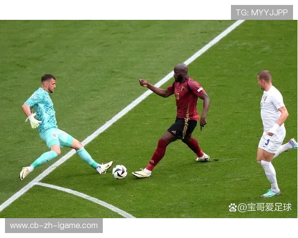 卢卡库脚底拨球晃倒对手，比利时前场节奏完全掌握